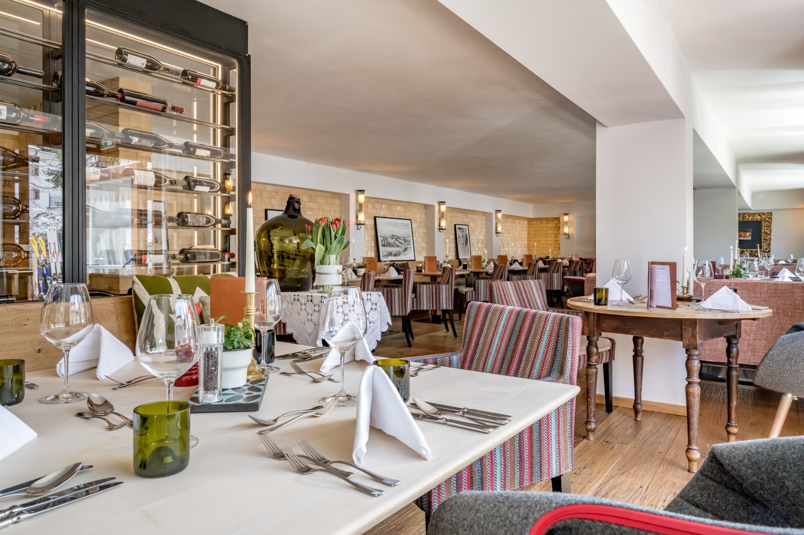 Bright and elegant dining room at the Panorama Restaurant of Ski-Hotel Mondschein, with modern alpine design and mountain views